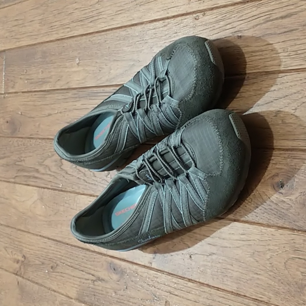 Sketchers sneakers